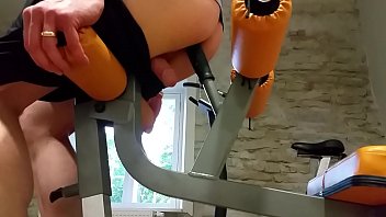 Con la nueva maquina del gimnasio pongo todos los días mi culo en forma.