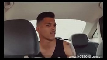 El chofer del uber me mira descaradamente la polla. - Porno Gay Gratis